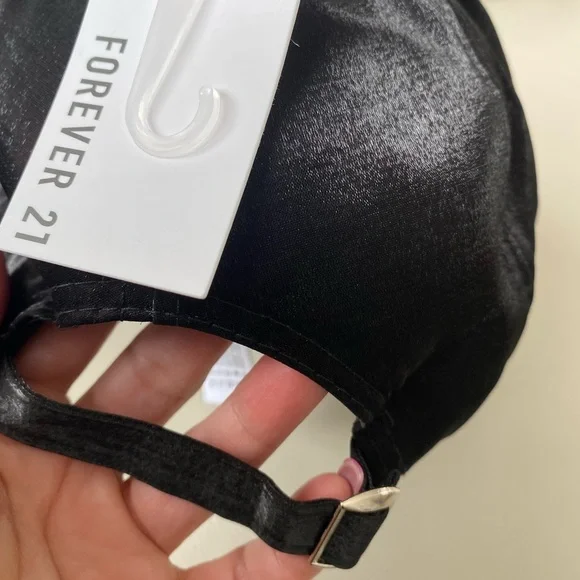 Black cap with silver eyelets - Picture 3 of 4